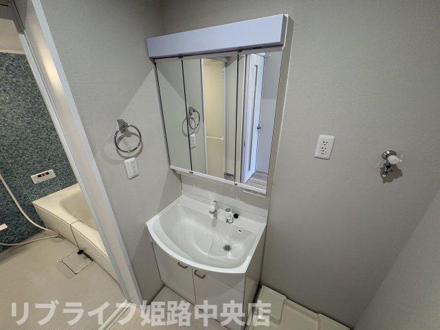 洗面設備　三面鏡