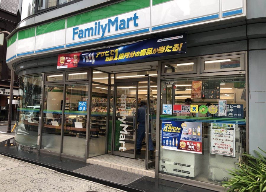 コンビニ　ファミリーマート 神田鍛冶町三丁目店（コンビニ）まで133m