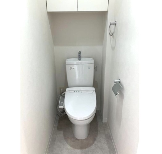 トイレ　落ち着いた色調のトイレです