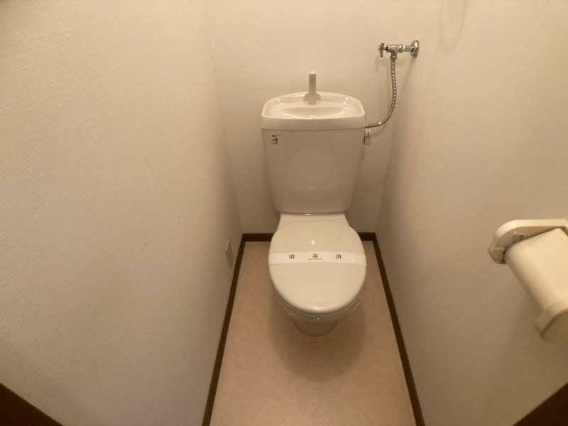トイレ　トイレです。タオル掛けもついて便利ですね。