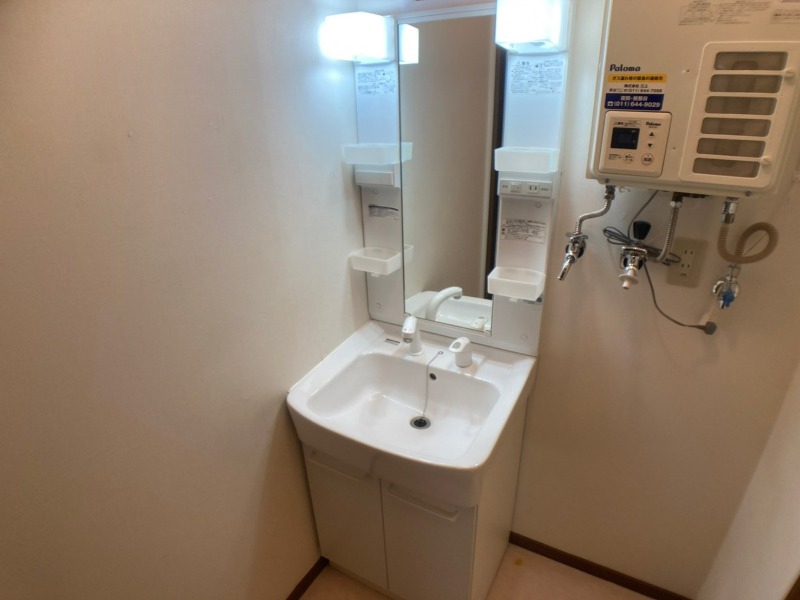 洗面設備　シャンプードレッサー。身支度はここでばっちりですね。