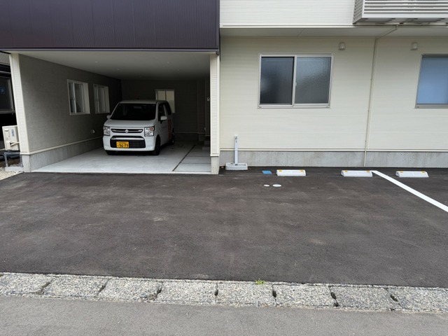 駐車場　※同アパート別棟の参考写真です。