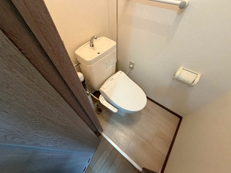 トイレ　こちらはトイレです。清潔感があり、安心して使用できます。