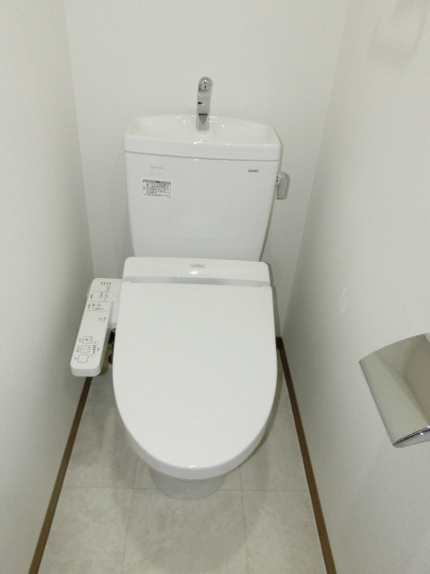 トイレ　シャワートイレ付き