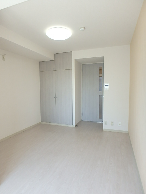 居室・リビング　白のフローリングがオシャレなお部屋です。