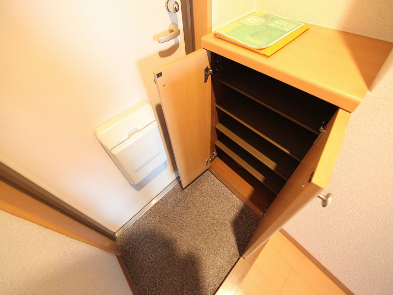 玄関　玄関シューズボックス付き