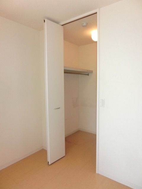 収納　ウォークインタイプの収納です