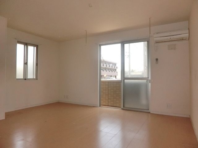 居室・リビング　2面採光の明るいお部屋です