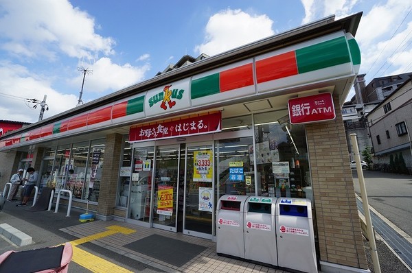 コンビニ　サンクス吹田千里山高塚店（コンビニ）まで595m