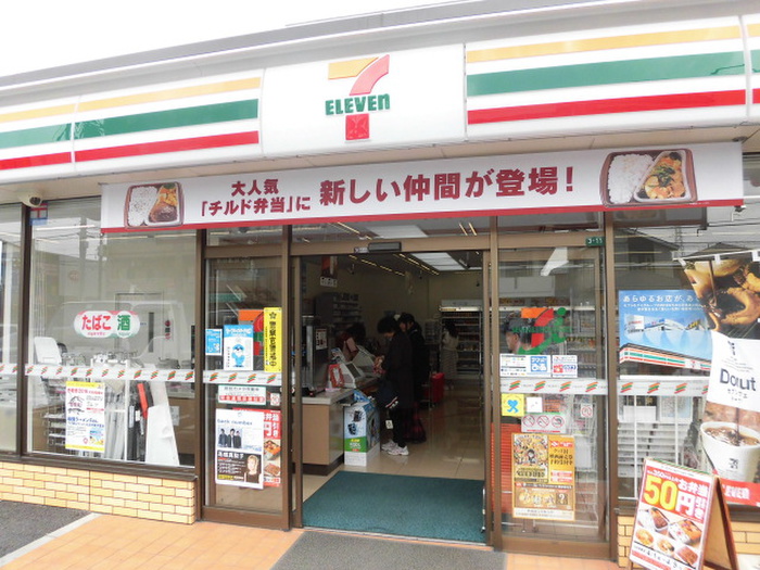 コンビニ　セブンイレブン（コンビニ）まで683m