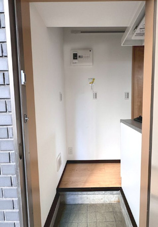 玄関　別部屋の画像を使用しております。