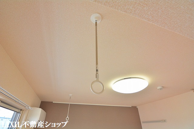 その他設備　洋室に室内物干しがあります。