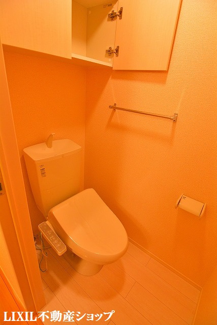 トイレ　上部に収納のある温水洗浄便座付のトイレです。