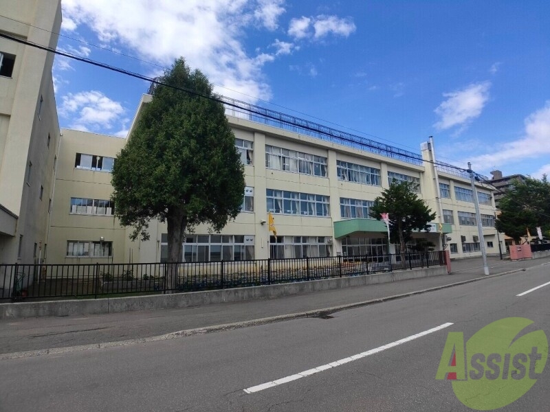 小学校　札幌市立緑丘小学校（小学校）まで703m