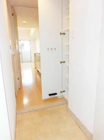 玄関　玄関下駄箱あり