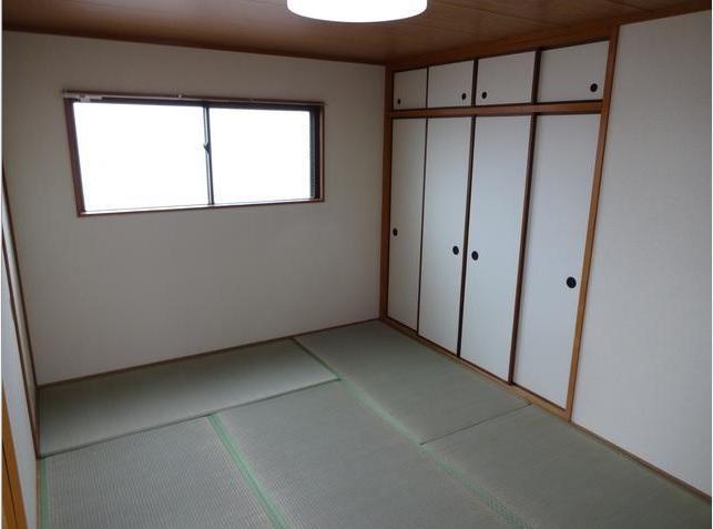 収納　６畳和室に天袋付きの押し入れがあります。