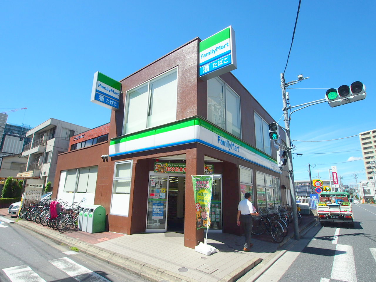 コンビニ　ファミリーマート武蔵浦和駅東店（コンビニ）まで153m