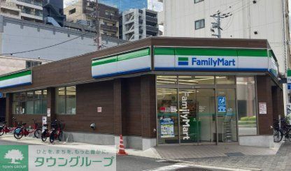 コンビニ　ファミリーマート京橋駅西店（コンビニ）まで70m