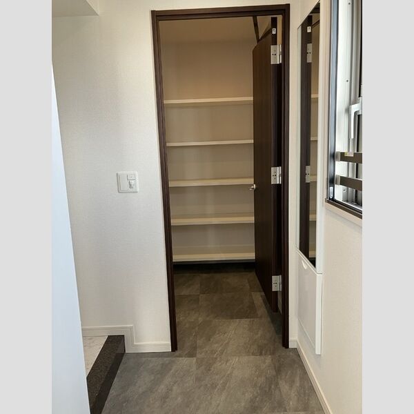 玄関　※写真は同じマンションの違う部屋のものになります。