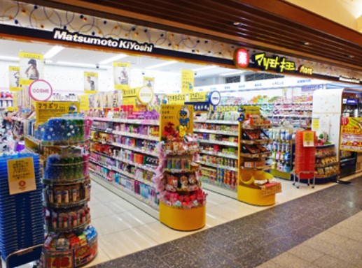 ドラックストア　マツモトキヨシ 東京スカイツリータウン・ソラマチ店 ウエスト（ドラッグストア）まで1007m