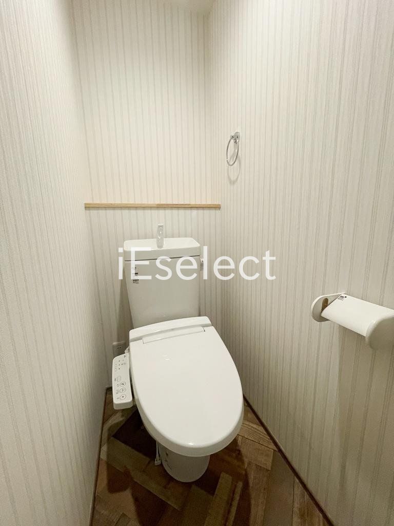トイレ　温水洗浄便座付きのトイレです?