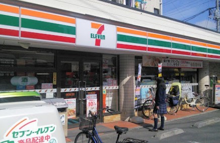 コンビニ　セブンイレブン 横浜北寺尾4丁目店（コンビニ）まで318m