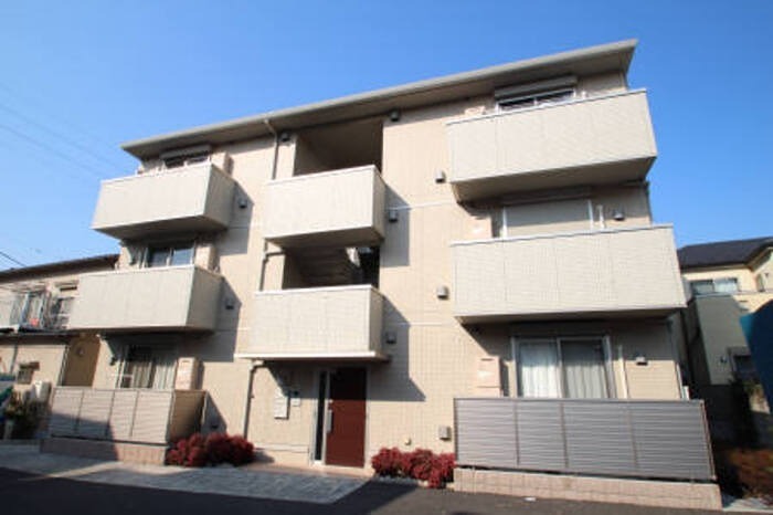 建物外観　駐車場とバイクと駐輪場もございます☆