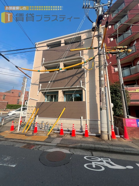 建物外観　角地に立地。駅までまっすぐ。