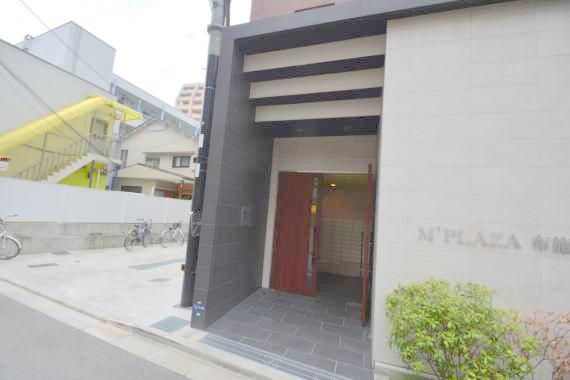 エントランス　オシャレなエントランスは安心のオートロック付きです。