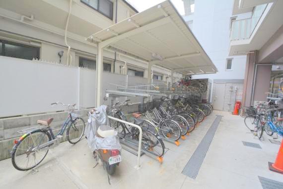 駐車場　敷地内には入居者専用の駐輪スペースもあります。