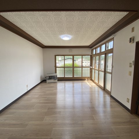 室蘭市水元町21-16戸建の居間写真