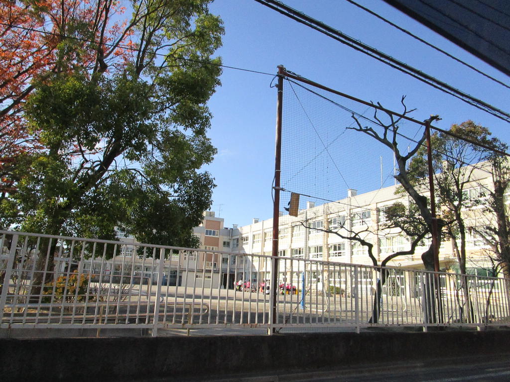 小学校　江戸川区立篠崎第二小学校（小学校）まで689m