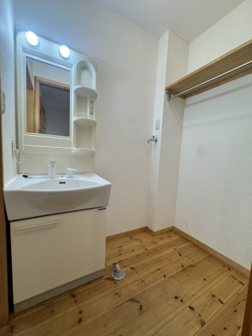 洗面設備　※間取りが同じ別部屋の写真です。（小窓の場所が違います）