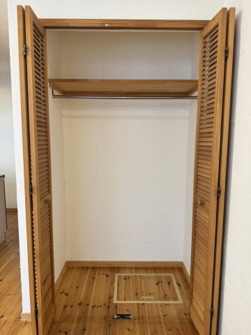 収納　※間取りが同じ別部屋の写真です。（小窓の場所が違います）