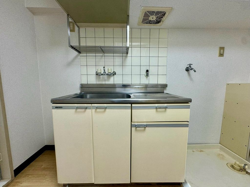 ＪＲ山陽本線 岡山駅 バス乗車時間：26分 最寄りバス停で下車 徒歩5分 4階建 築31年のキッチン写真