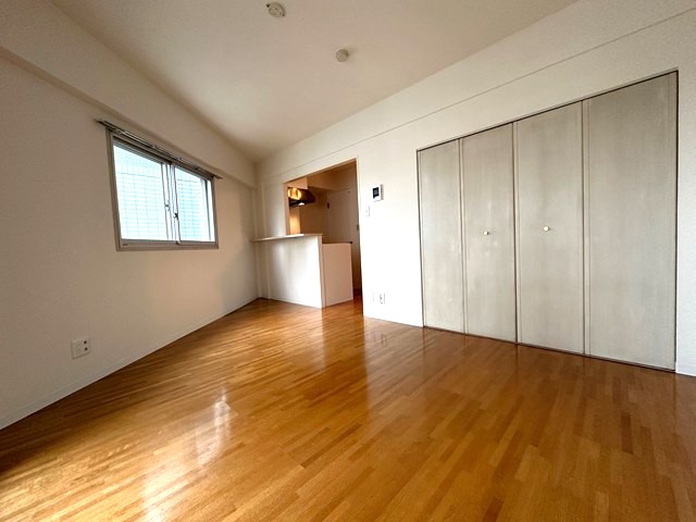 その他部屋・スペース　南西向き洋室12.3帖☆クローゼットがあります♪お洋服がスッ