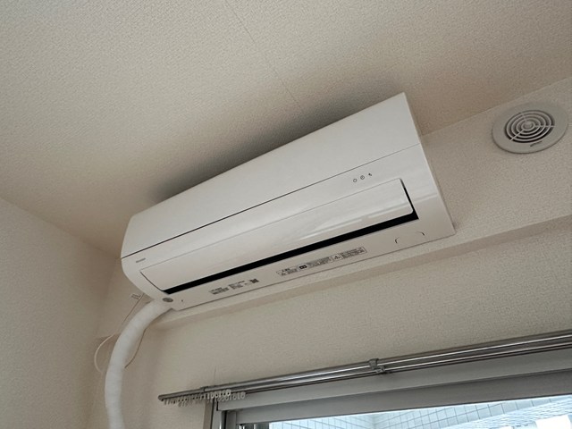 その他設備　洋室12.3帖にあるエアコンです！暑い夏や寒い冬に大活躍のエ