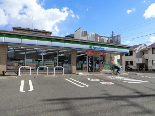 コンビニ　ファミリーマート（コンビニ）まで470m