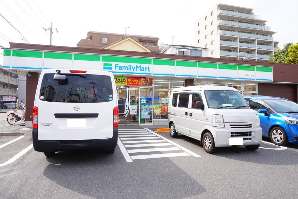 コンビニ　ファミリーマート 加平三丁目店（コンビニ）まで179m