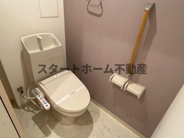 トイレ　落ち着いた色調のトイレです