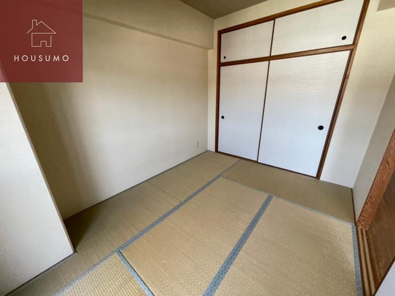 その他部屋・スペース　落ち着いた色調の寝室です