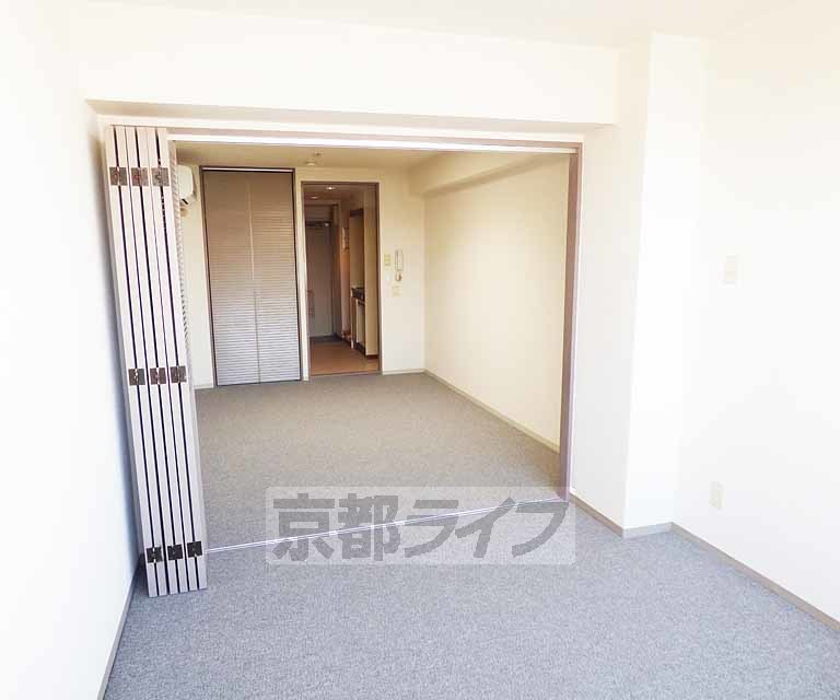 居室・リビング　カーペットのお部屋です。