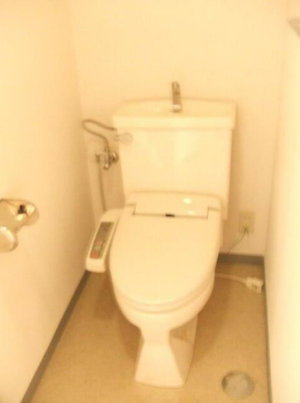 東京メトロ丸ノ内線 新中野駅 徒歩7分 3階建 築34年のトイレ写真