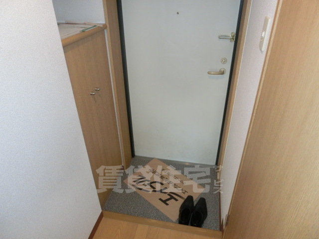 ＪＲ中央線 三鷹駅 バス乗車時間：23分 最寄りバス停で下車 徒歩2分 5階建 築22年の玄関写真