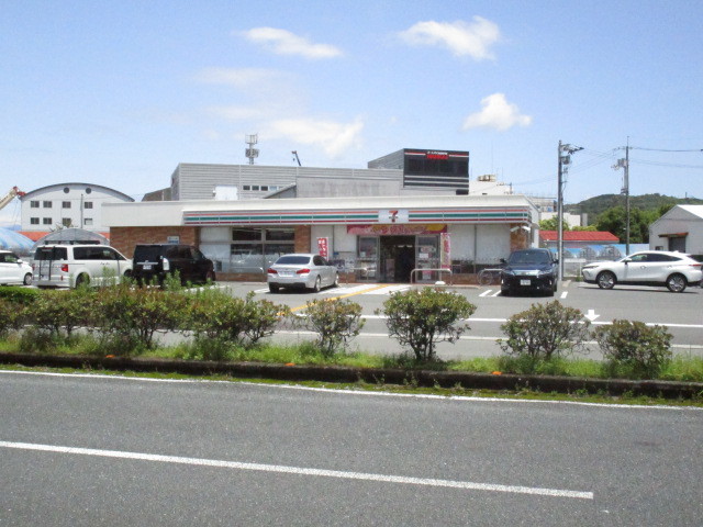 コンビニ　セブンイレブン高知萩町店（コンビニ）まで492m