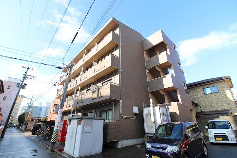 建物外観　駅近、人気のマンションタイプ。けやき通りすぐ横