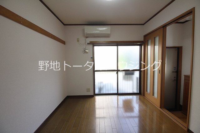 東急田園都市線 三軒茶屋駅 徒歩10分 2階建 築23年の居間写真