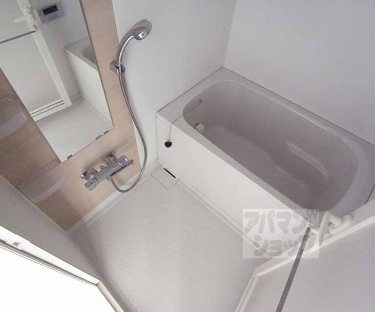 バス・シャワールーム　バスルーム。