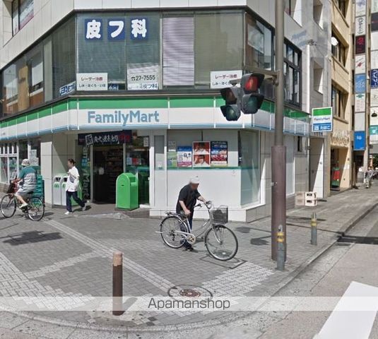 コンビニ　ファミリーマート（コンビニ）まで305m