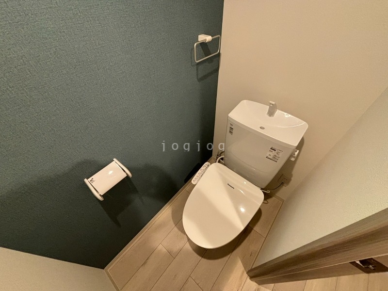 トイレ　嬉しい温水洗浄便座付きのトイレです。